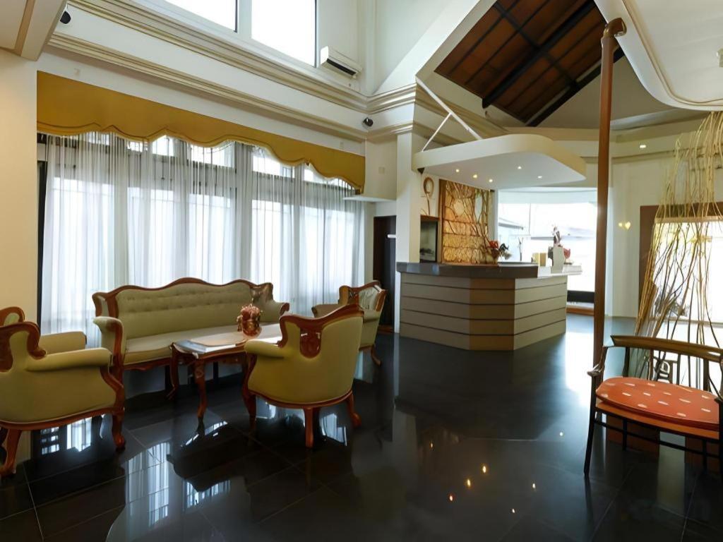 Mervit Hotel Padang (Sumatra) Exterior foto